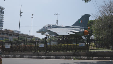 Exhibición-Estática-Al-Aire-Libre-Del-Avión-De-Combate-Hal-Tejas-En-Bangalore,-India