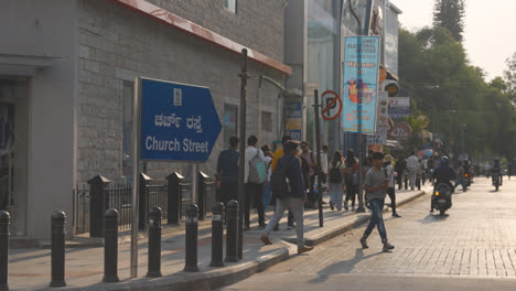 Schild-Für-Die-Church-Street-Im-Geschäftsviertel-Von-Bangalore,-Indien-Mit-Menschen