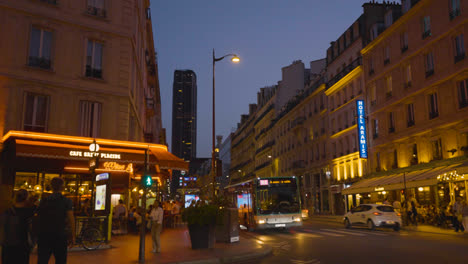 Tiendas,-Cafeterías-Y-Restaurantes-En-La-Zona-Del-Quinto-Distrito-De-París,-Francia,-Por-La-Noche
