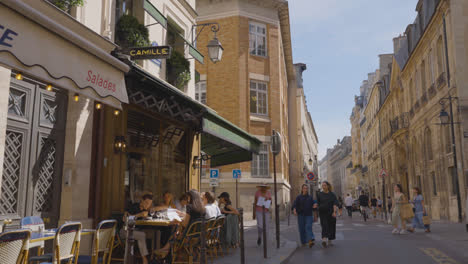 Marais-Viertel-Von-Paris,-Frankreich,-Voller-Geschäfte,-Bars,-Restaurants-Und-Touristen-11