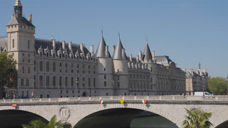 Puente-Pont-Saint-Michel-Que-Cruza-El-Río-Sena-En-París,-Francia,-Con-Turistas-Y-Tráfico-3