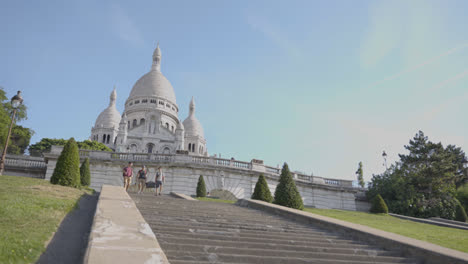 Stufen,-Die-Zur-Außenseite-Der-Sacré-Coeur-Kirche-In-Paris,-Frankreich,-Führen,-Aufgenommen-In-Zeitlupe-1
