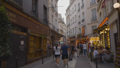 Tiendas,-Cafeterías-Y-Restaurantes-En-La-Zona-Del-Quinto-Distrito-De-París,-Francia