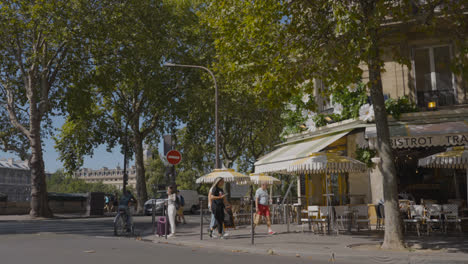 Typisches-Französisches-Bistro-In-Paris,-Frankreich-Mit-Stühlen-Und-Tisch-Auf-Dem-Bürgersteig
