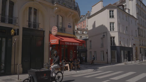 Außenansicht-Einer-Bar-Im-Pariser-Stadtteil-Marais,-Frankreich,-Aufgenommen-In-Zeitlupe