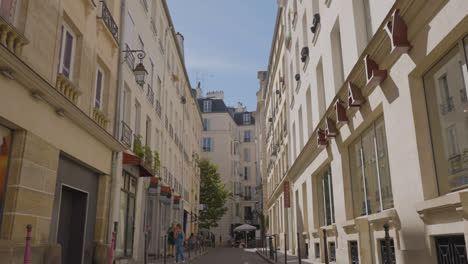 Marais-Viertel-Von-Paris,-Frankreich,-Voller-Geschäfte,-Bars,-Restaurants-Und-Touristen-3