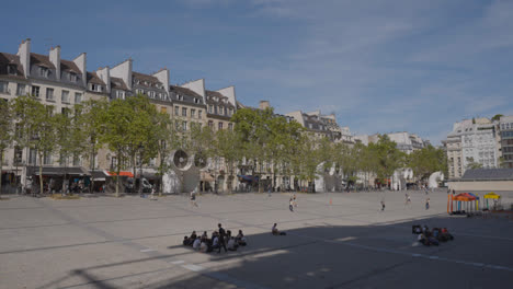 Touristen-Auf-Dem-Platz-Vor-Dem-Kunstzentrum-Pompidou-In-Paris,-Frankreich-In-Zeitlupe-1