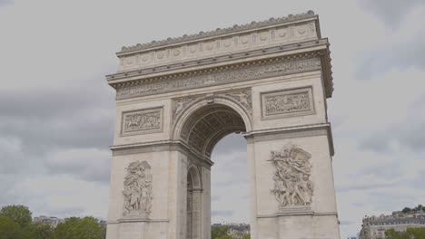 Außenansicht-Des-Arc-De-Triomphe-In-Paris,-Frankreich,-Mit-Verkehrsaufnahmen-In-Zeitlupe-1