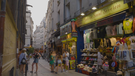 Geschäfte,-Cafés-Und-Restaurants-In-Der-Umgebung-Von-Eglise-Saint-Severin-In-Paris,-Frankreich-6