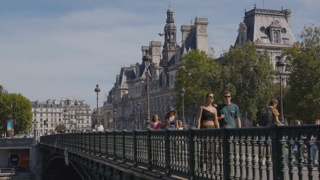 Puente-Pont-D&#39;arcole-Que-Cruza-El-Río-Sena-Y-El-Hotel-De-Ville-En-París,-Francia-Con-Turistas-1