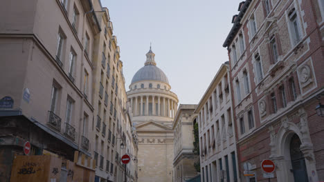 Außenansicht-Des-Pantheons-In-Paris,-Frankreich,-Mit-Straßen-Im-Vordergrund,-Aufgenommen-In-Zeitlupe