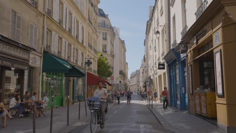 Marais-District-Of-Paris-France-Busy-With-Shops-Bars-Restaurants-And-Tourists-9