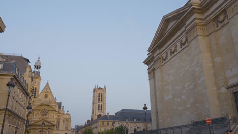 Außenansicht-Des-Pantheon-Denkmals-In-Paris,-Frankreich,-Mit-Touristen,-Aufgenommen-In-Zeitlupe-4