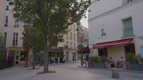 Tiendas,-Cafeterías-Y-Restaurantes-En-La-Zona-Alrededor-De-La-Eglise-Saint-Severin-En-París,-Francia