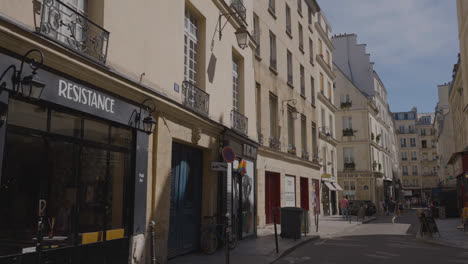Distrito-De-Marais-De-París-Francia-Ocupado-Con-Tiendas,-Bares,-Restaurantes-Y-Turistas-6