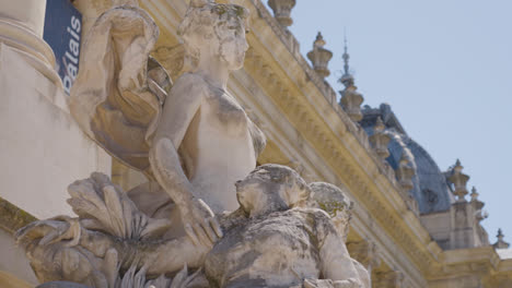 Primer-Plano-De-Una-Estatua-Fuera-Del-Museo-Y-Galería-Del-Petit-Palais-En-París,-Francia,-Filmada-En-Cámara-Lenta-1