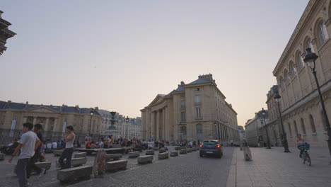 Exterior-Del-Monumento-Al-Panteón-En-París-Francia-Con-Turistas-Filmados-En-Cámara-Lenta-1
