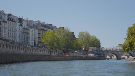 Vista-De-La-Ciudad-Y-Los-Puentes-Desde-Un-Barco-Turístico-En-El-Río-Sena-En-París,-Francia,-Filmada-En-Cámara-Lenta