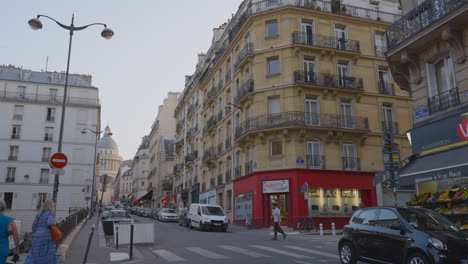 Außenansicht-Des-Pantheons-In-Paris,-Frankreich,-Mit-Bar-Und-Geschäften-Im-Vordergrund,-Aufgenommen-In-Zeitlupe