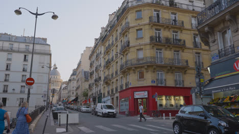 Exterior-Del-Panteón-En-París,-Francia,-Con-Bares-Y-Tiendas-En-Primer-Plano-Filmados-En-Cámara-Lenta.