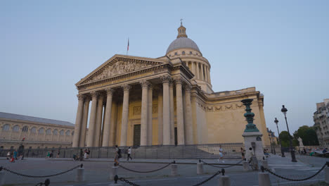 Weitwinkel-Außenansicht-Des-Pantheon-Denkmals-In-Paris,-Frankreich,-Mit-Touristen,-Aufgenommen-In-Zeitlupe-2