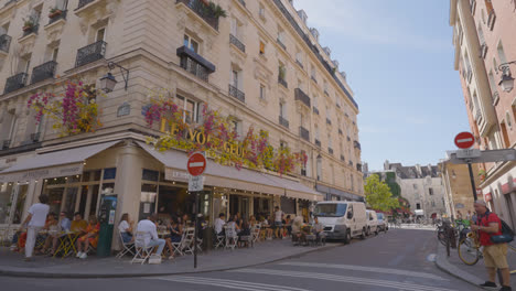 Außenansicht-Des-Restaurants-Im-Marais-Viertel-Von-Paris,-Frankreich,-Voller-Touristen