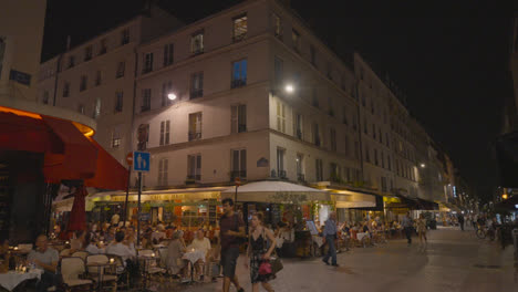Geschäfte,-Cafés-Und-Restaurants-Im-Viertel-Rue-Cler-In-Paris,-Frankreich-Bei-Nacht-2