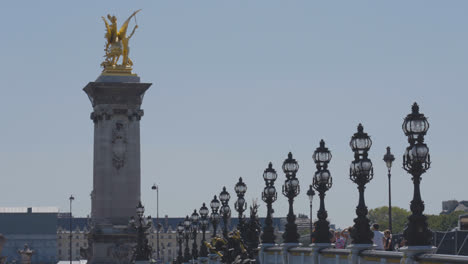 Cerrar-Los-Detalles-Del-Puente-Pont-Alexandre-III-Que-Cruza-El-Río-Sena-En-París,-Francia,-Con-Turistas
