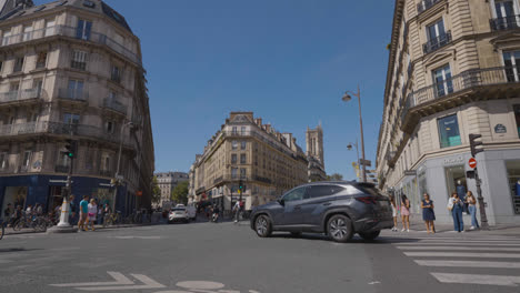 Verkehr-Und-Radfahrer-Auf-Der-Rue-De-Rivoli-In-Paris,-Frankreich-1