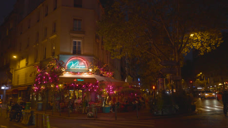 Tiendas,-Cafeterías-Y-Restaurantes-En-La-Zona-Del-Quinto-Distrito-De-París,-Francia,-Por-La-Noche-2