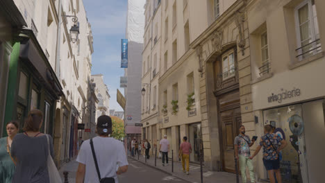 Marais-District-Of-Paris-France-Busy-With-Shops-Bars-Restaurants-And-Tourists-7