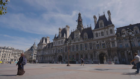 Exterior-Del-Hotel-De-Ville-En-París,-Francia,-Con-Turistas-En-Cámara-Lenta.