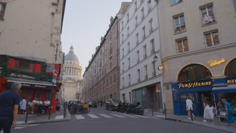 Außenansicht-Des-Pantheons-In-Paris,-Frankreich,-Mit-Bar-Und-Restaurant-Im-Vordergrund,-Aufgenommen-In-Zeitlupe