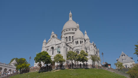 Außenansicht-Der-Kirche-Sacre-Coeur-In-Paris,-Frankreich,-Aufgenommen-In-Zeitlupe-4