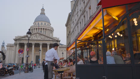 Exterior-Del-Panteón-En-París-Francia-Con-Bar-O-Restaurante-En-Primer-Plano-Filmado-En-Cámara-Lenta-1