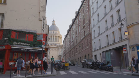 Exterior-Del-Panteón-En-París,-Francia,-Con-Un-Restaurante-En-Primer-Plano-Filmado-En-Cámara-Lenta.