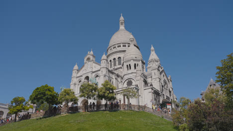 Exterior-De-La-Iglesia-Del-Sacre-Coeur-En-París,-Francia,-Filmado-En-Cámara-Lenta-3