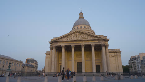 Weitwinkel-Außenansicht-Des-Pantheon-Denkmals-In-Paris,-Frankreich,-Mit-Touristen,-Aufgenommen-In-Zeitlupe-1