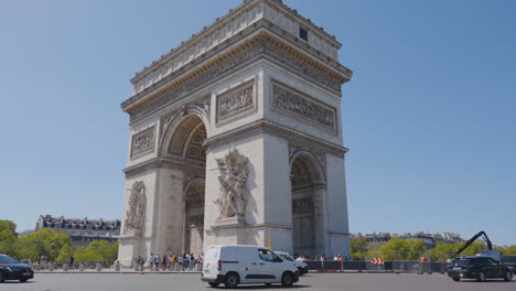 Außenansicht-Des-Arc-De-Triomphe-In-Paris,-Frankreich,-Mit-Verkehrsaufnahme-In-Zeitlupe-3
