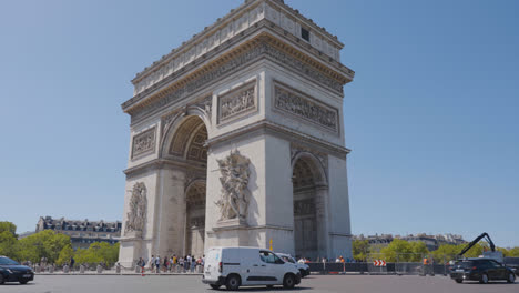 Exterior-Del-Arco-Del-Triunfo-En-París,-Francia,-Con-Tráfico-Rodado-En-Cámara-Lenta-3