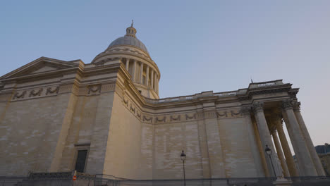 Außenansicht-Des-Pantheon-Denkmals-In-Paris,-Frankreich,-Aufgenommen-In-Zeitlupe