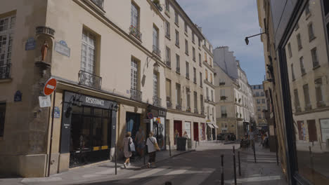 Distrito-De-Marais-De-París-Francia-Ocupado-Con-Tiendas,-Bares,-Restaurantes-Y-Turistas-4