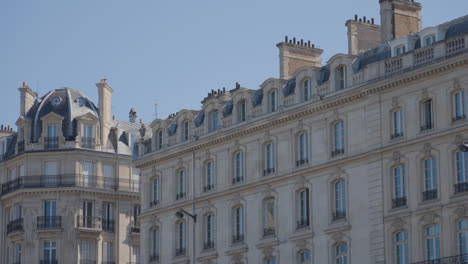Cierre-De-Bloques-De-Apartamentos-En-París,-Francia,-Vistos-Desde-El-Río-Sena-En-Cámara-Lenta.