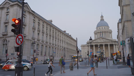 Weitwinkel-Außenansicht-Des-Pantheon-Denkmals-In-Paris,-Frankreich,-Mit-Touristen,-Aufgenommen-In-Zeitlupe-2