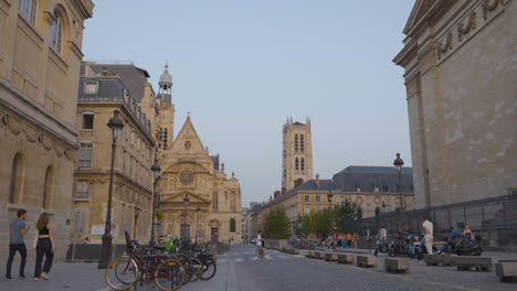 Calles-Alrededor-Del-Monumento-Al-Panteón-En-París,-Francia,-Con-Turistas-Filmados-En-Cámara-Lenta