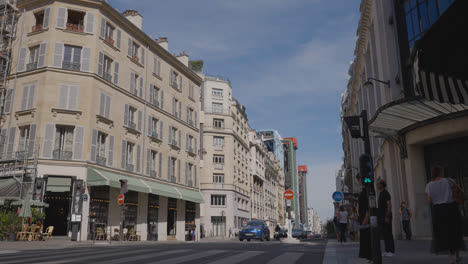 Tráfico-Y-Turistas-En-La-Rue-De-Rivoli-En-París,-Francia