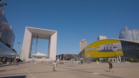 Außenansicht-Der-Arche-De-La-Défense-Im-Geschäftsviertel-Von-Paris,-Frankreich,-Mit-Menschen,-Die-In-Zeitlupe-Erschossen-Wurden