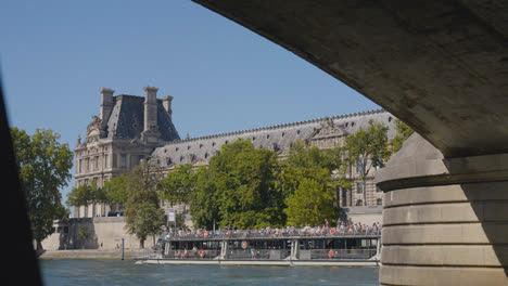 Außenansicht-Des-Hotel-De-Ville-In-Paris,-Frankreich,-Aufgenommen-Vom-Fluss-Seine-Mit-Einem-Touristenboot-In-Zeitlupe