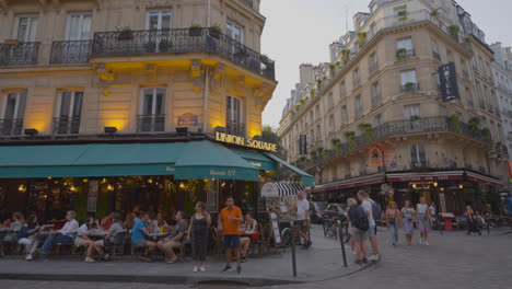 Tiendas,-Cafeterías-Y-Restaurantes-En-La-Zona-Del-Quinto-Distrito-De-París,-Francia-1