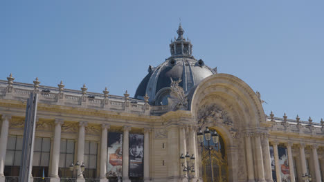 Exterior-Del-Museo-Y-Galería-Del-Petit-Palais-En-París,-Francia,-Filmado-En-Cámara-Lenta.